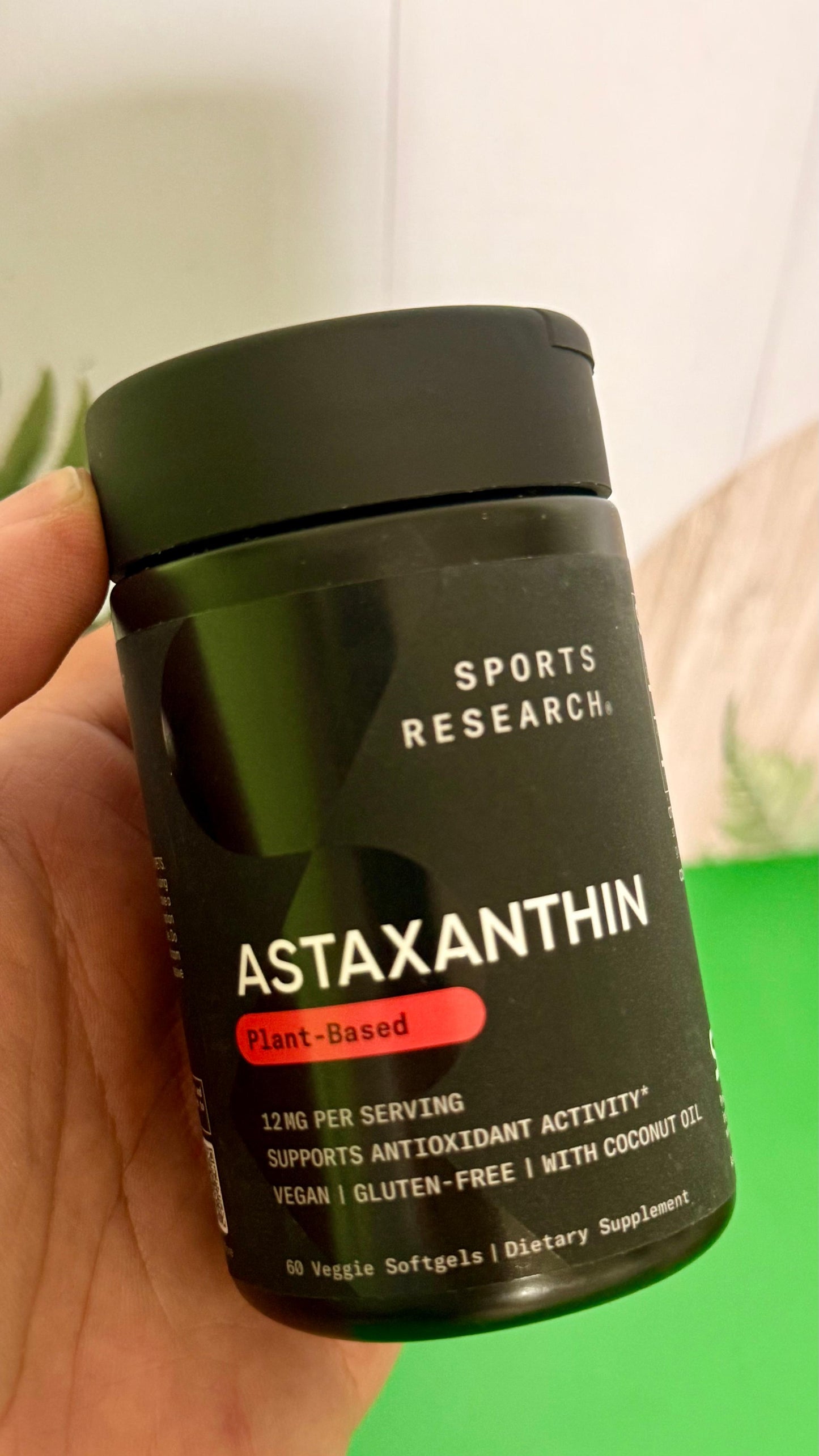Astaxantina de Triple Fuerza 12mg con Aceite de Coco Orgánico | Sports Research | Suplemento Antioxidante para el Apoyo de la Salud de la Piel y los Ojos.